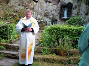 Feierliche Maiandacht in der Fatima-Grotte 